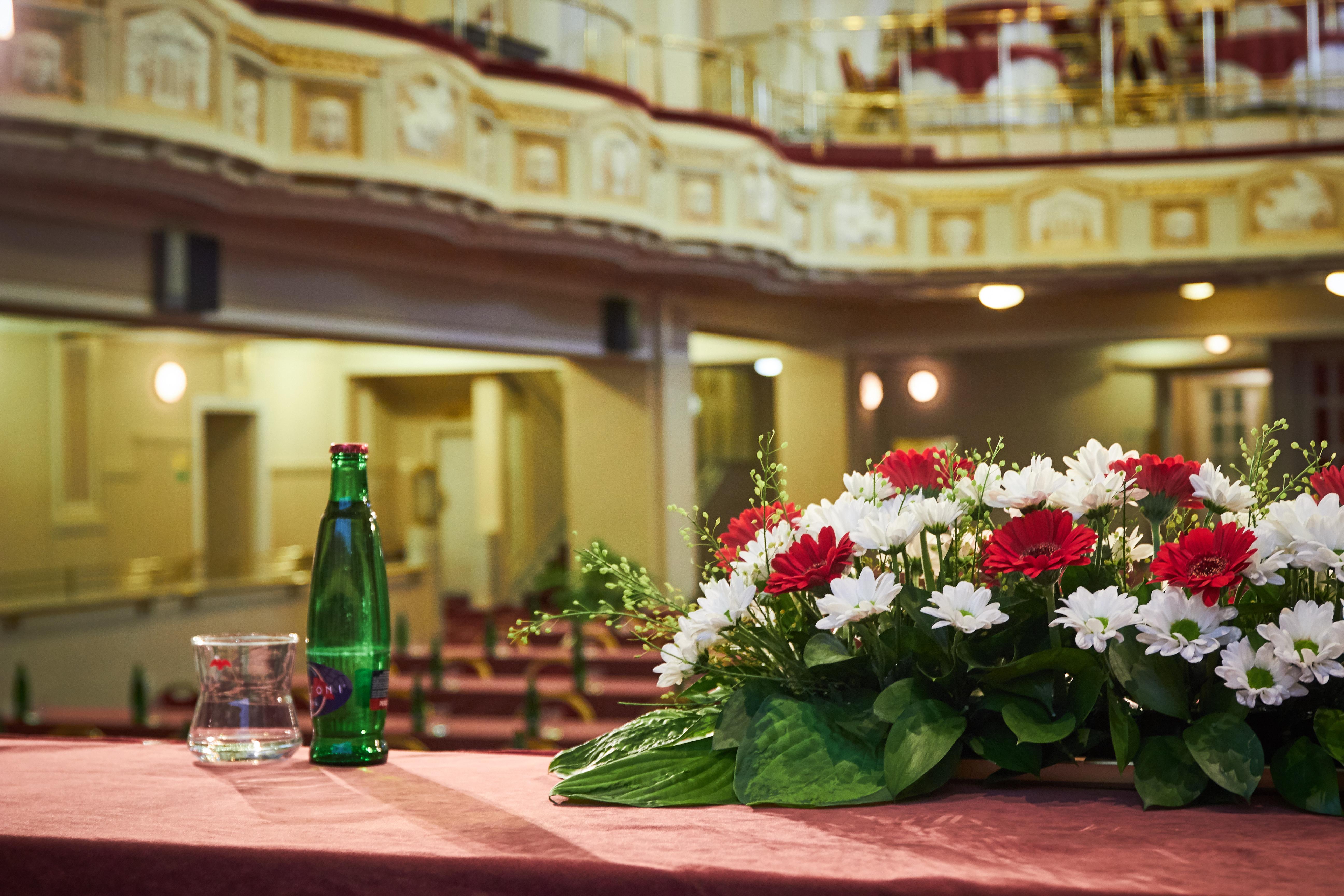 Ambassador Zlata Husa Прага Екстер'єр фото The stage of the theatre