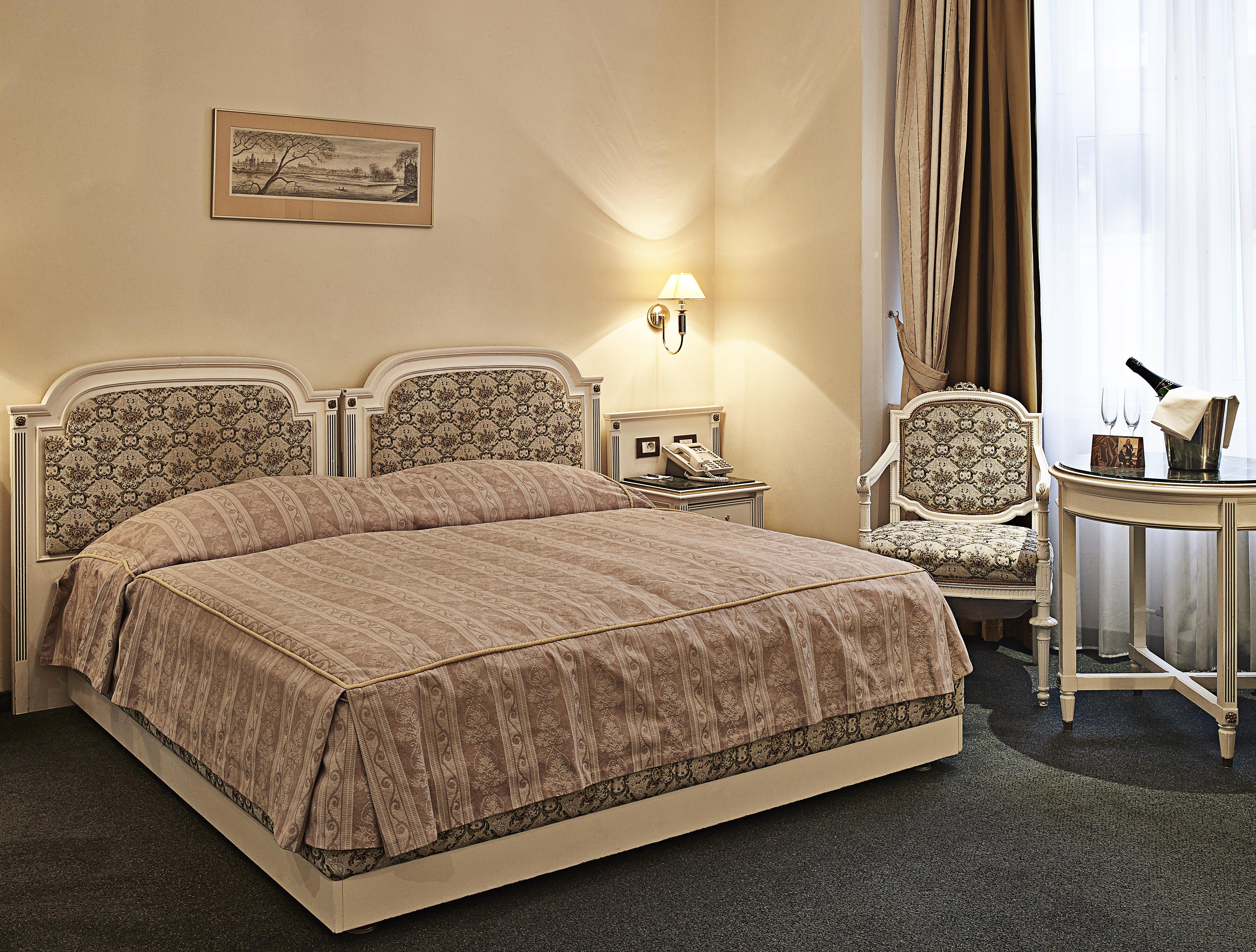 Ambassador Zlata Husa Прага Екстер'єр фото A bedroom in the hotel