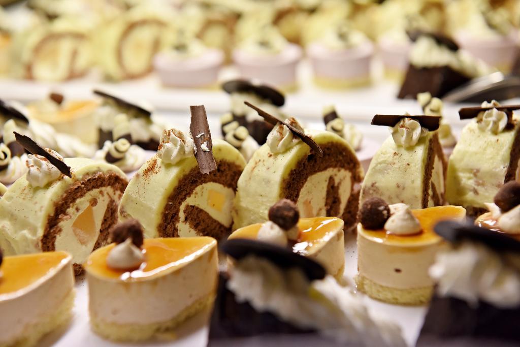 Ambassador Zlata Husa Прага Екстер'єр фото Petit fours
