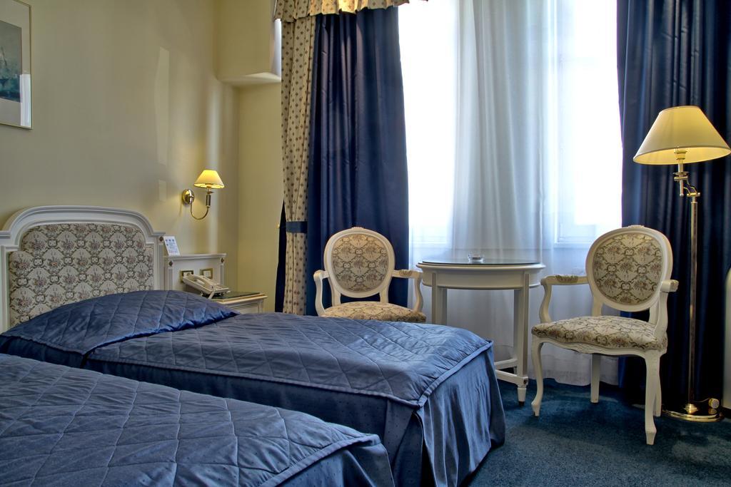 Ambassador Zlata Husa Прага Екстер'єр фото A room at the hotel